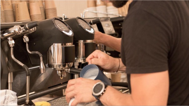 Barista preparando café de especialidad en Itnig